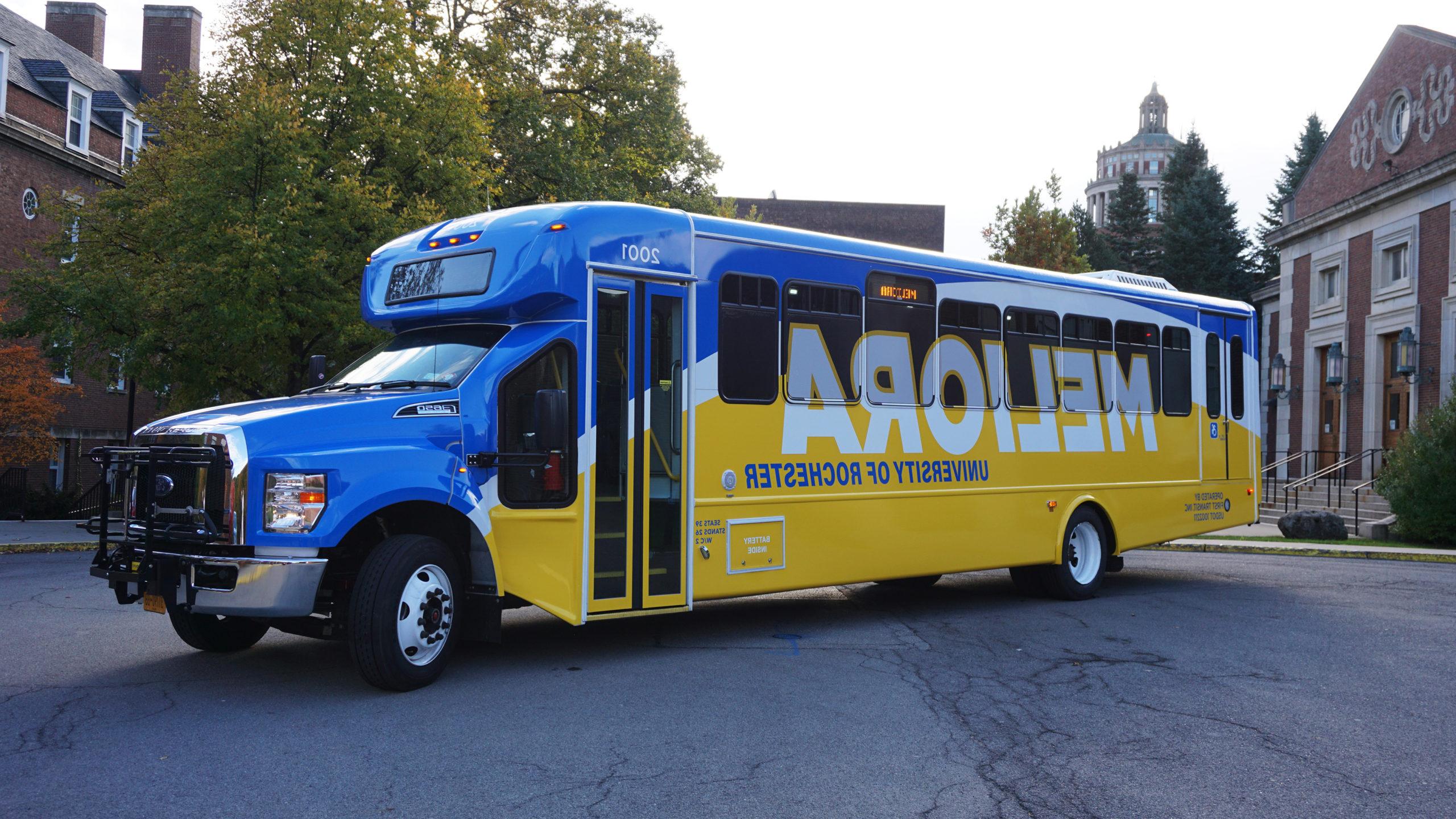 十大赌博正规老平台 shuttle bus with new blue and yellow wrap